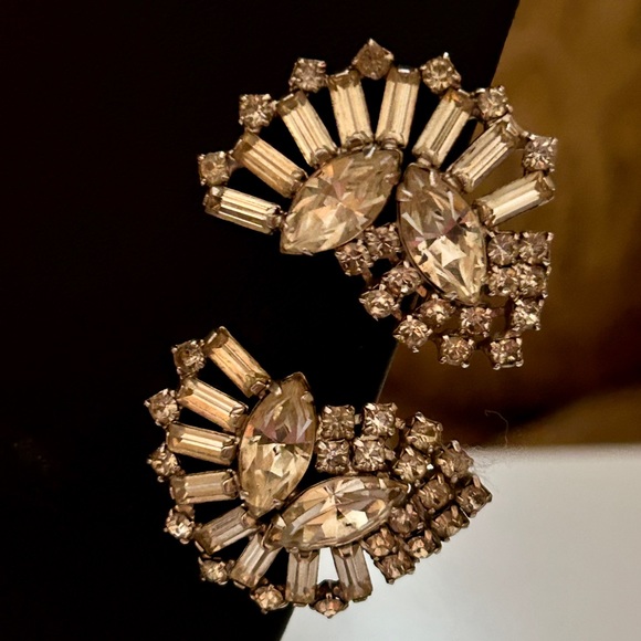 Vintage Signed JOSEPH WARNER Sparkly RHINESTONE CLIP ON SILVER TONE EARRINGS - Picture 1 of 3